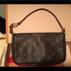 Louis Vuitton pochette accessoires (accessories).